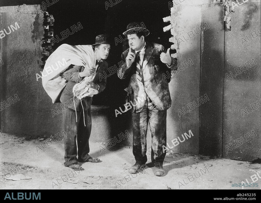 OLIVER HARDY and STAN LAUREL in HABEAS CORPUS, 1928, directed by LEO MCCAREY. Copyright HAL ROACH/MGM.