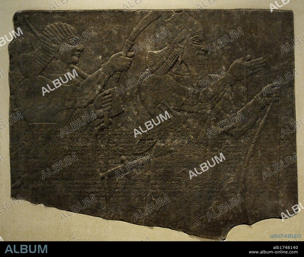 Ashur-nasir-pal II o Asurnasirpal. Reinó Asiria entre 883 a. C. y 859 a. C. Fundó la ciudad de Kalhu (la actual Nimrud), a la que convirtió en capital del reino. Relieve de Asurnasirpal II junto a un escudero. Fachada del Palacio de Nimrud. Arte neo-asirio. Fechado hacia el 865 a. C. Museo del Louvre. París. Francia.