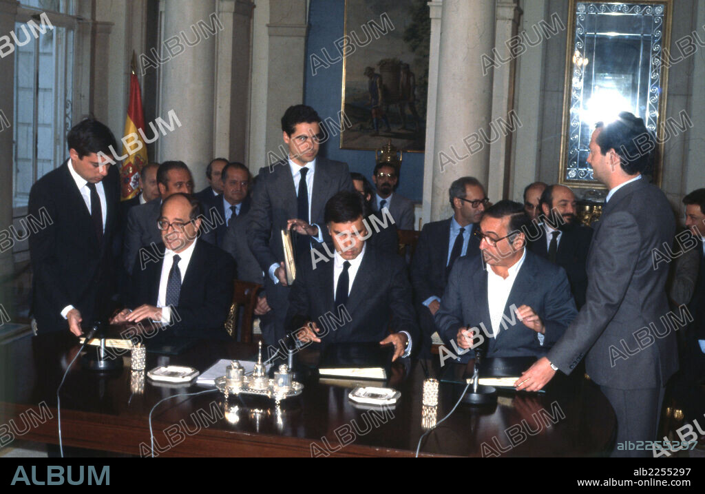 REDONDO , NICOLAS. POLITICO ESPAÑOL BARACALDO 1927 -. FIRMA PACTO DE LA MONCLOA CON FELIPE GONZALEZ Y JOSE MARIA CUEVAS.