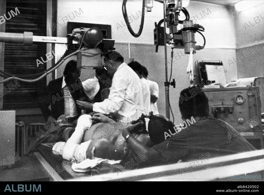 MILANO 19780911 : Den absolut sista bilden av vår racerstjärna Ronnie Peterson. Ett läkarlag arbetar för att rädda hans liv på Niguarda-sjukhuset i Milano. Ronnie opererades ända till kl 6 i morse. Tre timmar senare dog han. Foto: Walter Backen Kod: 190. COPYRIGHT SCANPIX SWEDEN.
