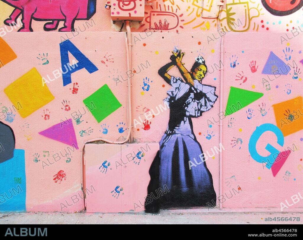 Pintura de mujer bailando Flamenco con vestido lila sobre fondo rosa, graffiti mural, barrio villa de gracia, Distrito de Gracia, Barcelona en 2016.