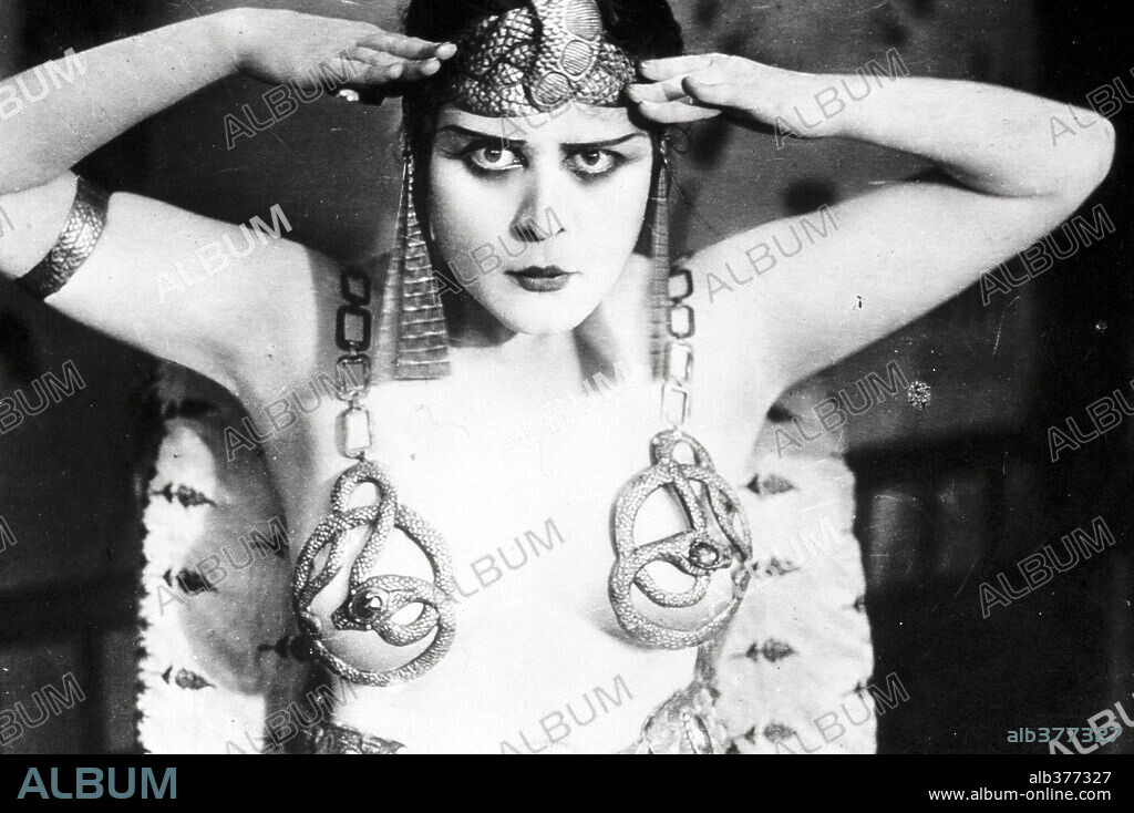 THEDA BARA en CLEOPATRA, 1917, dirigida por J. GORDON EDWARDS. Copyright FOX FILMS.