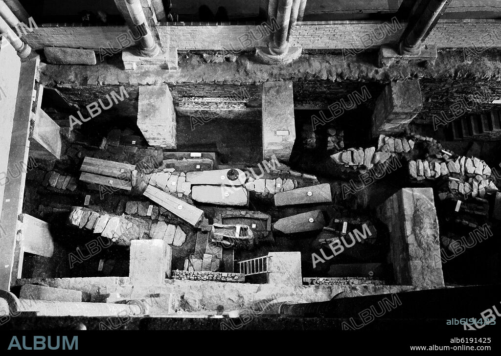 EXCAVACIONES DE LA NECROPOLIS SUEVICA DEL SIGLO VI EN LA NAVE CENTRAL DE LA CATEDRAL DE SANTIAGO DE COMPOSTELA - FOTOGRAFIA EN BLANCO Y NEGRO - 1959.