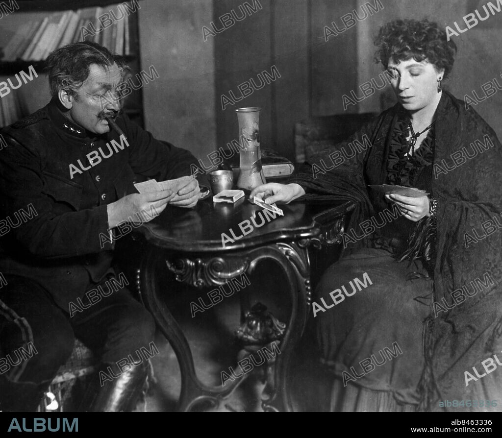 STOCKHOLM 1919.. Utan bildtext. Not. Ur Strindbergs Dödsdansen Svennberg-Brunius Anm. T Svennberg, 1858-1941, slådespelare, chef för Dramaten 1922-1928 P Brunius, skådespelare, regissör och teaterchef. Chef för Dramaten 1938-1948. Svennberg och Brunius spelade Dödsdansen 1919 hos teaterchefen Albert Ranft Cigarrer CD427 persons: PAULINE BRUNIUS;TORE SVENNBERG sites: STOCKHOLM;SVERIGE.