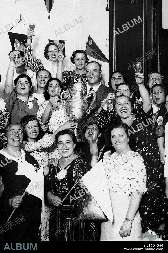 Ricardo Zamora posa con el trofeo presidente de la Ii República (copa de España) de fútbol 1935-1936 Rodeado de Varias Aficionadas del Madrid F.C.. Foto: Díaz casariego.