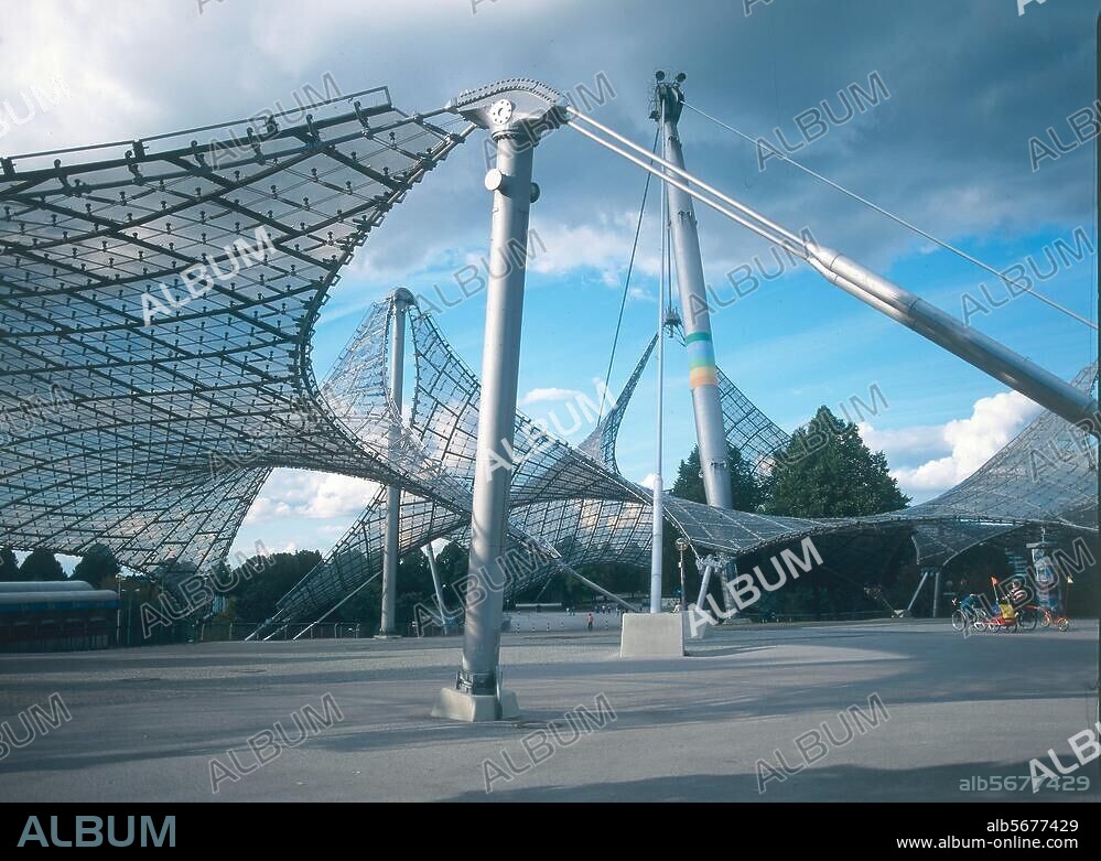 München (Bayern), Olympiagelände. (gebaut 1968-72; Planung: Behnisch und Partner; Dachkonstruktion: Frei Otto; Austragungsort der 20. Olympischen Sommerspiele 1972). Olympiastadion: Teilansicht der Dachkonstruktion. Foto, 2002.
