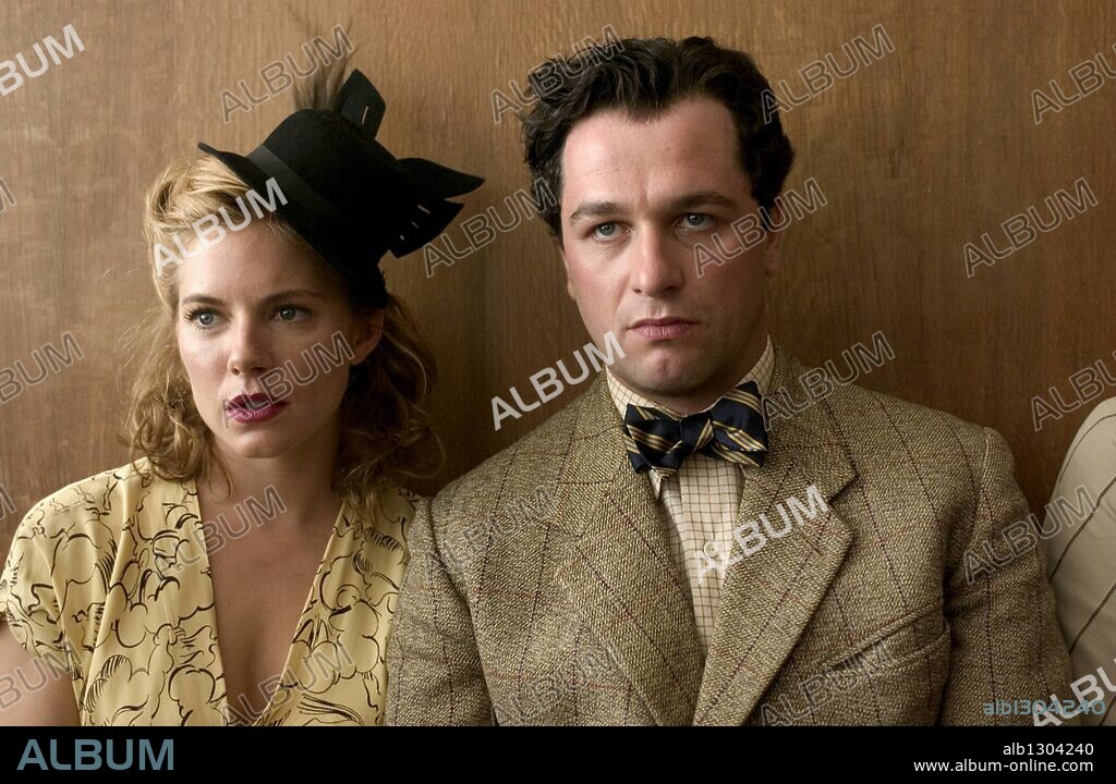 MATTHEW RHYS und SIENNA MILLER in THE EDGE OF LOVE, 2008, unter der Regie von JOHN MAYBURY. Copyright BBC FILMS/CAPITOL FILMS/PRESCIENCE FILM FUND/RAINY DAY.