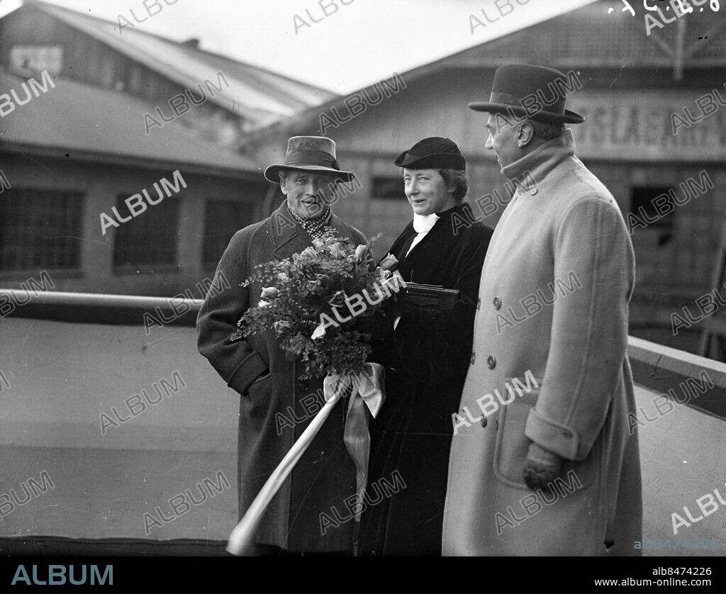 GÖTEBORG 1937-03-10.. Sjösättning och dop vid Götaverken. Tv Hugo Hammar. Dopmor är Emma Jacobsson - gift med landshövding Malte Jacobsson. Th Gunnar Carlsson - Rederi AB Transatlatic. *** Local Caption *** GT Låda 1937-mars-01 Foto: Kamerareportage / TT / Kod: 2524.