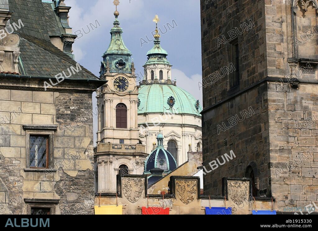 REPUBLICA CHECA. PRAGA (PRAHA)). Vista de la Ciudad Pequeña (Malá Strana). Al fondo destaca la torre y cúpula de la Iglesia barroca de San Nicolás. En primer término torres góticas del Puente de Carlos. Centro Europa.