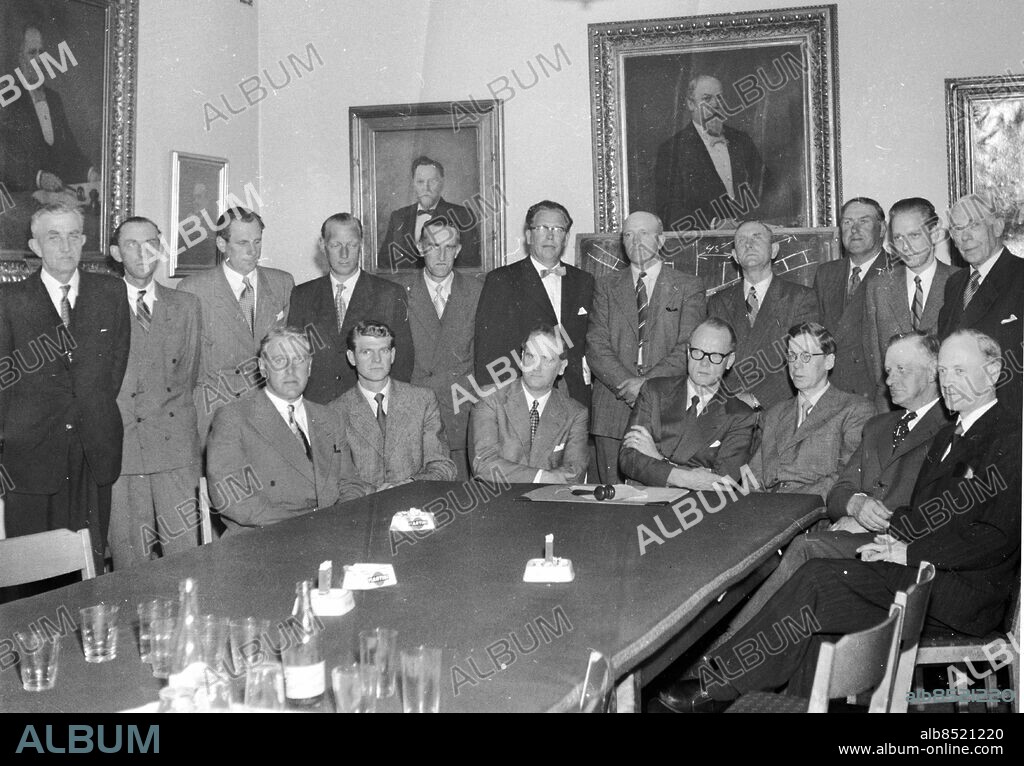 Göteborg 27 maj 1956. Havfiskare, båtbyggare och sjöfartsstyrelsemän diskuterade vid en sammanträde på Hantverksföreningen i Göteborg igår normerna för fiskebåtsbyggandet.. Stående fr v: Wilhelm Oscarsson Hälleviksstrands varv, Karl-Gustav Svenningsson Öckerö Båtvarv. Jean Dahlström Ringens båtvarv i Marstrand, Per Petersson Hälsö, xxxx , Einar Johansson Djupviks varv på Tjörn, xxxx , Oscar Svenningsson fartygsinspektör, xxxx, xxxx , Edmund Andersson Båtbyggareföreningen. Sittande fr v: Sigward Carlsson Knippla skeppsvarv, Walter Berg J W Bergs varv & Mekaniskaverkstad Hälsö, xxxx , byråingenjör K.A.L. Edenmark Sjöfartsstyrelsen, överingenjör Sellström Fartygsinspektionen, Åke Groth ??? , xxxx. *** Local Caption ***.