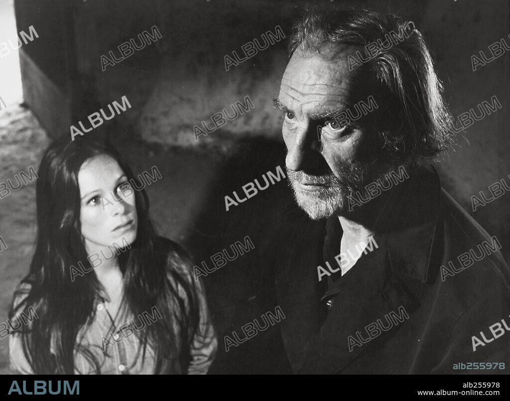 FERNANDO FERNAN GOMEZ y GERALDINE CHAPLIN en ANA Y LOS LOBOS, 1973, dirigida por CARLOS SAURA. Copyright ELIAS QUEREJETA, P.C.