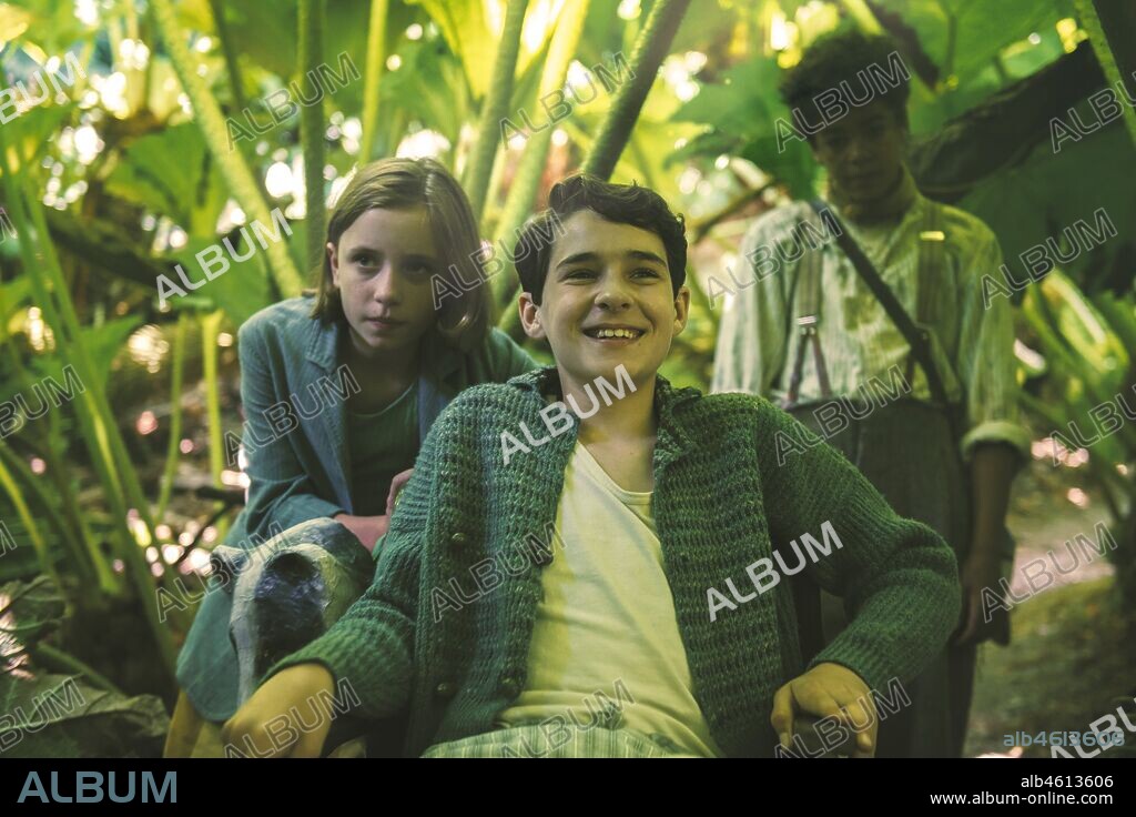 AMIR WILSON, DIXIE EGERICKX and EDAN HAYHURST in THE SECRET GARDEN, 2020, directed by MARC MUNDEN. Copyright HEYDAYFILMS/STUDIOCANAL.