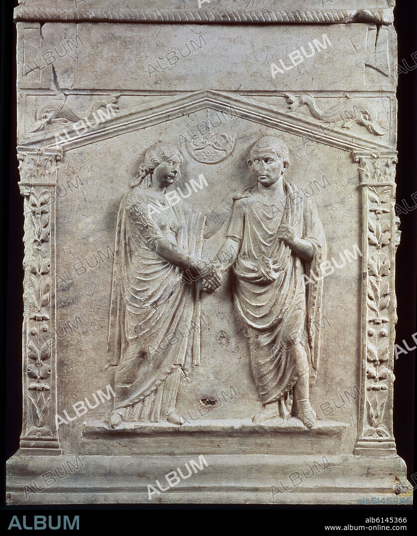ARA FUNERARIA CON ESCENA DE DEXTRARUM IUNCTIO - CEREMONIA NUPCIAL - MATRIMONIO.