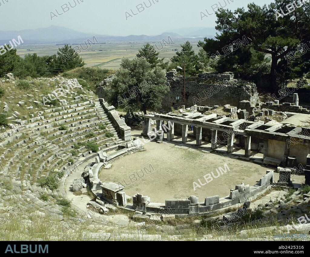 ARTE GRIEGO. ASIA MENOR. PRIENE. Antigua colonia griega de Asia Menor situada al borde del parque nacional de Samsun Dagi. Vista general del TEATRO, adosado a la ladera meridional de una colina. Edificado en el siglo IV a. C. y ampliado en época helenística. Fué reconstruido por los romanos en el siglo II d. C. TURQUIA.