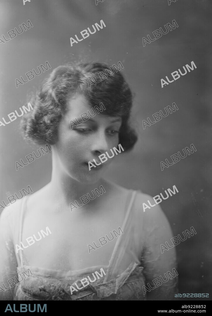 ARNOLD GENTHE. Miss Lorna Mallinson, portrait photograph, 1918 Nov. 15. Possibly a portrait of Lorna Valentine Mallinson Bowen, daughter of American silk magnate Hiram R. Mallinson. Her parents did not approve of her marriage to Greenwich Village restauranteur Eugene A. Bowen. In 1928, she fell or jumped from her parents' twelfth story apartment in New York City, during a bitter dispute between her husband and her father.
