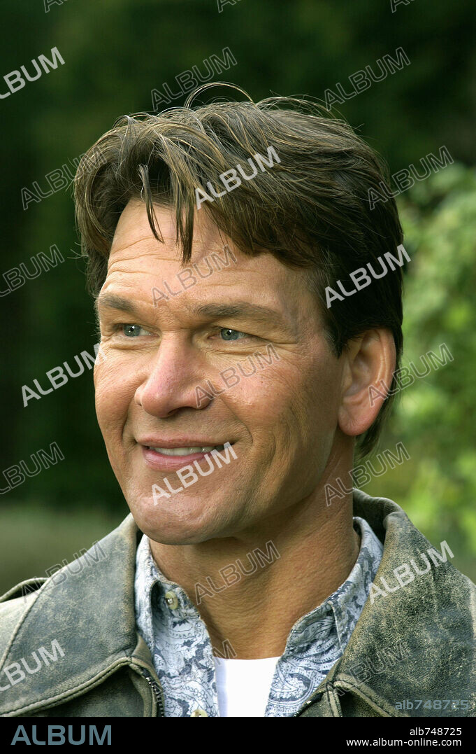 PATRICK SWAYZE en SECRETOS DE FAMILIA, 2005 (KEEPING MUM), dirigida por NIALL JOHNSON. Copyright ENTERTAINMENT FILM.