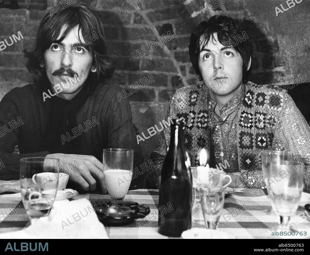 Malmö 1967-10-14. George Harrison (tv) och Paul McCartney i Beatles på Restaurang Tunneln i Malmö. Foto Torbjörn Carlson / Sydsvenskan / SCANPIX. **OUT Kvällsposten, Skånska Dagbladet, Metro Skåne**. ***BETALBILD***.