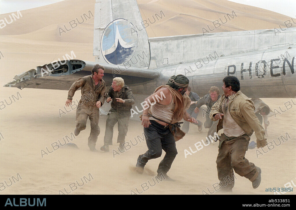 DENNIS QUAID, GIOVANNI RIBISI, HUGH LAURIE, JACOB VARGAS, KEVORK MALIKYAN, MIRANDA OTTO y SCOTT MICHAEL CAMPBELL en EL VUELO DEL FÉNIX, 2004 (FLIGHT OF THE PHOENIX), dirigida por JOHN MOORE. Copyright 20TH CENTURY FOX / ENDRENYI, EGON.