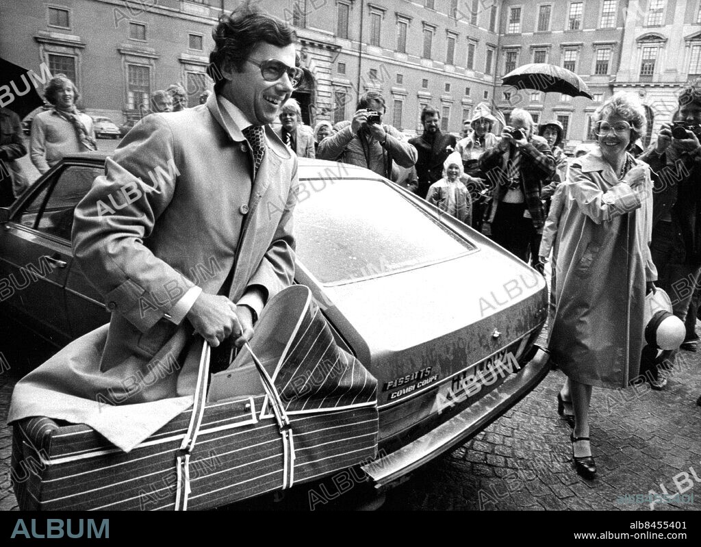 Stockholm 1977-07-15. Prinsessan Christina fru Magnuson och maken Tord Magnuson anländer till slottet med sin nyfödda son Oscar. Foto: SvD / TT / kod 12014.