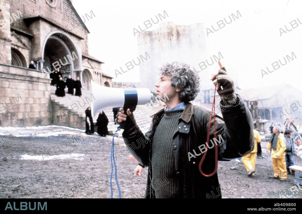 JEAN-JACQUES ANNAUD dans LE NOM DE LA ROSE, 1986 (DER NAME DER ROSE), réalisé par JEAN-JACQUES ANNAUD. Copyright NEUE CONSTANTIN FILM PRODUKTION.