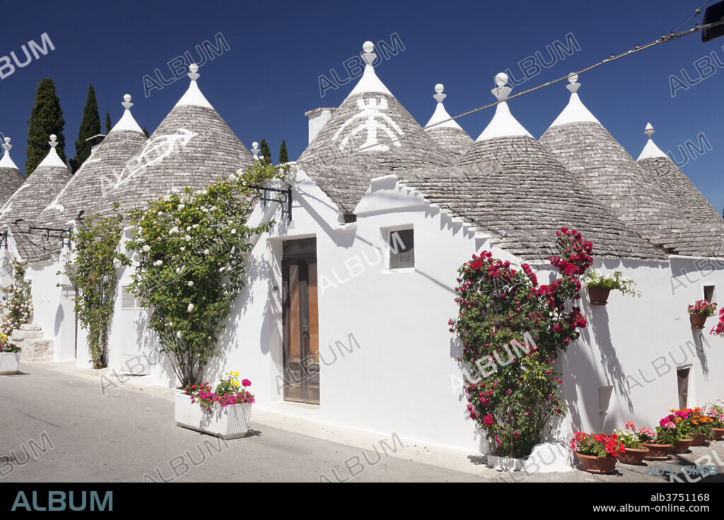 Trulli, traditional houses, Rione Monti area, Alberobello, UNESCO World Heritage Site, Valle d'Itria, Bari district, Puglia, Italy, Europe.