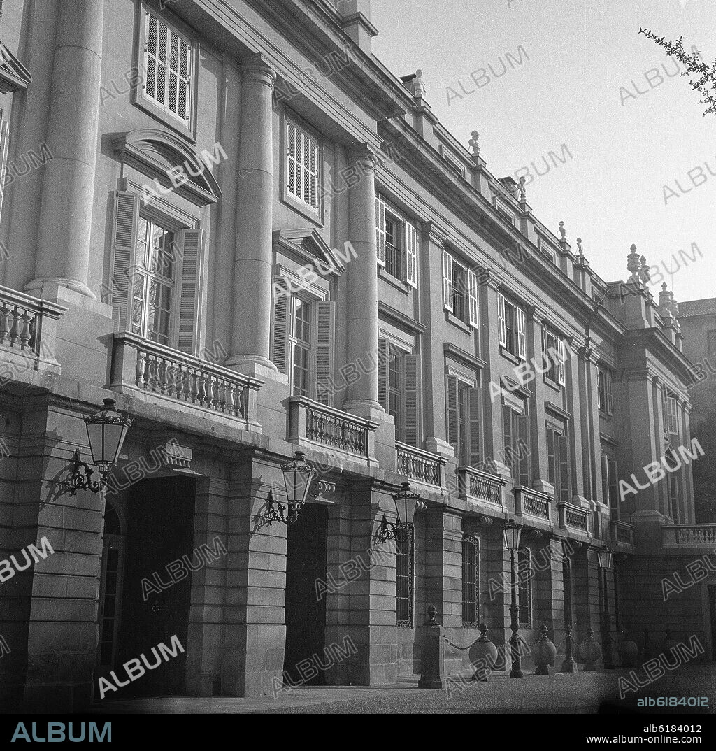 VENTURA RODRIGUEZ (1717-1785). DETALLE DE LA FACHADA PRINCIPAL DEL PALACIO DE LIRIA - 1783 - NEOCLASICISMO ESPAÑOL -  FOTOGRAFIA EN BLANCO Y NEGRO - AÑOS 60 -.