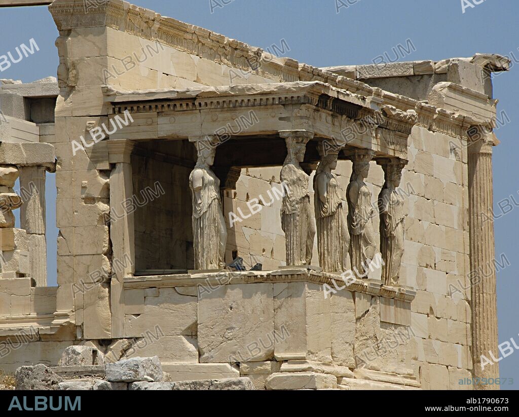 ARTE GRIEGO. S. V A. C. GRECIA. TEMPLO DE ATENEA POLIADA o ERECTEION. Templo jónico de planta irregular, reconstruido por FILOCLES en el 421 a. C. Detalle de la TRIBUNA DE LAS CARIATIDES, galería añadida al templo en el 400 a. C. ACROPOLIS DE ATENAS.