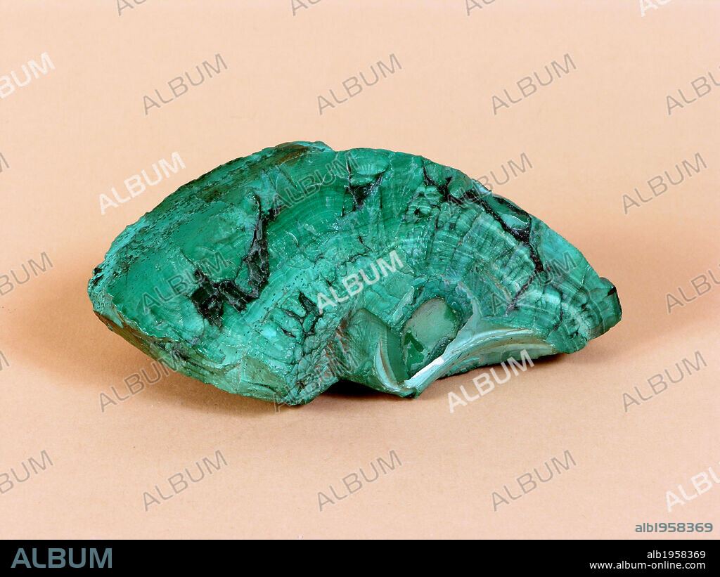 MALAQUITA. Carbonato básico de cobre, monoclínico, de color verde oscuro. Se encuentra en masas concrecionadas y en agregados fibrosos.