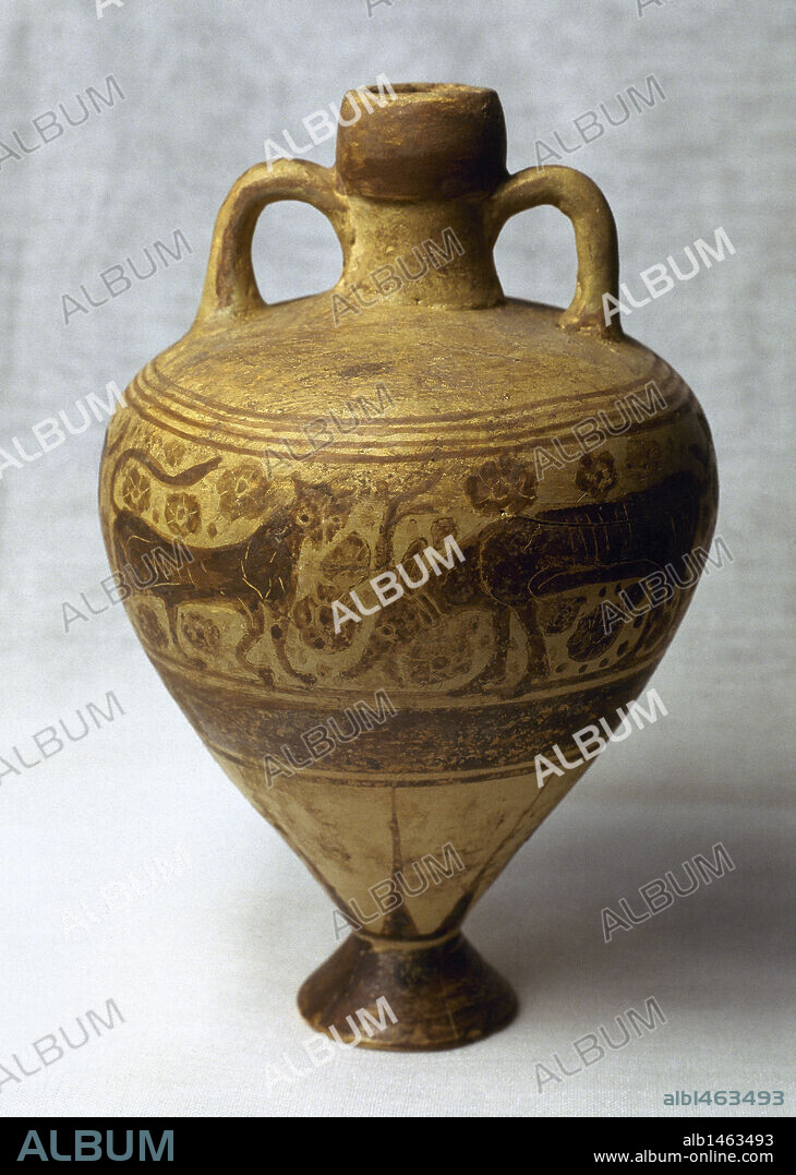 ARTE GRIEGO. SIGLO V a. C. ANFORA con dos asas. Decoración roja y negra separada en dos partes; en la superior, una pantera y rosetas, y en la parte central, leones ciervos y rosetas. Tiene 150 mm de altura y 100 mm de diámetro. Proviene de Corinto (Grecia). Museo del Perfume. Barcelona. Cataluña.