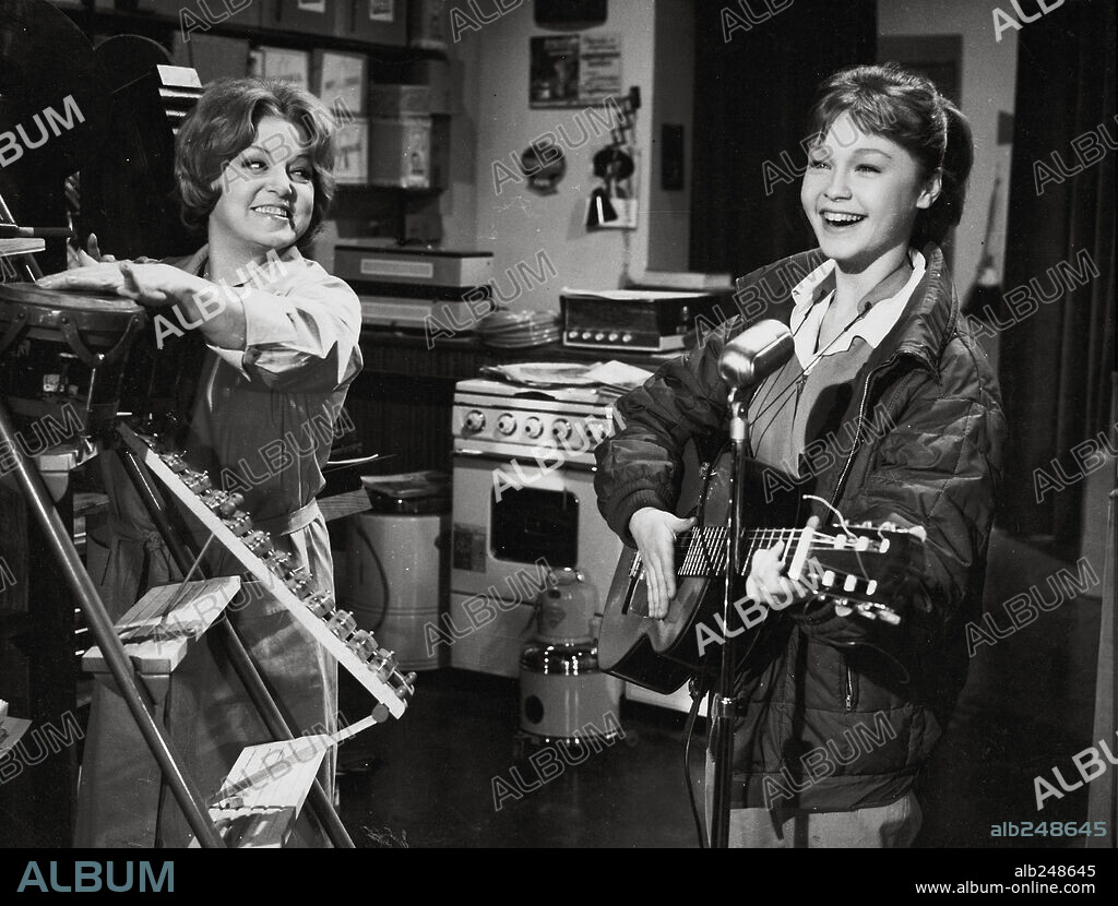 ISABEL GARCES y Marisol en MARISOL RUMBO A RIO, 1963, dirigida por FERNANDO PALACIOS. Copyright GUION FILMS.