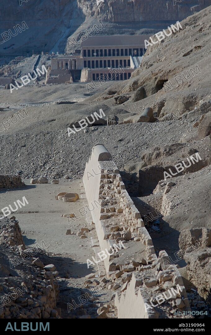 El Templo funerario de Mentuhotep II se encuentra en la orilla occidental del Nilo, en Deir el-Bahari, al pie de su impresionante circo de escarpadas montañas y enfrente de la Tebas del Antiguo Egipto.