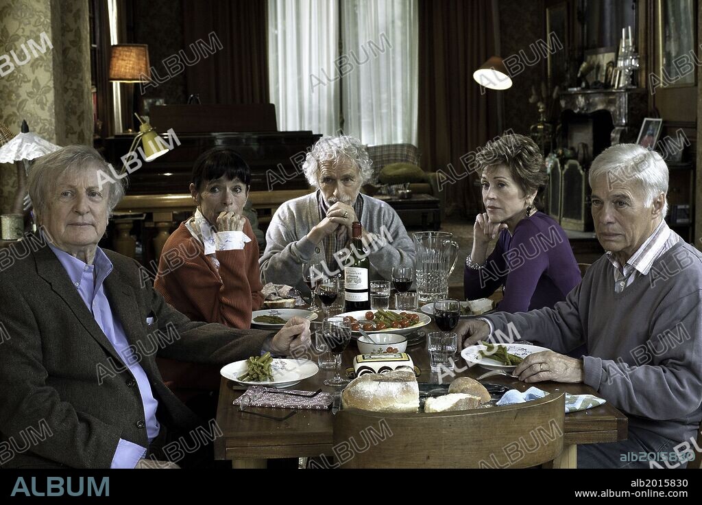 GERALDINE CHAPLIN, GUY BEDOS, JANE FONDA and PIERRE RICHARD in ALL TOGETHER, 2011 (ET SI ON VIVAIT TOUS ENSEMBLE?), directed by STEPHANE ROBELIN. Copyright LES FILMS DE LA BUTTE.