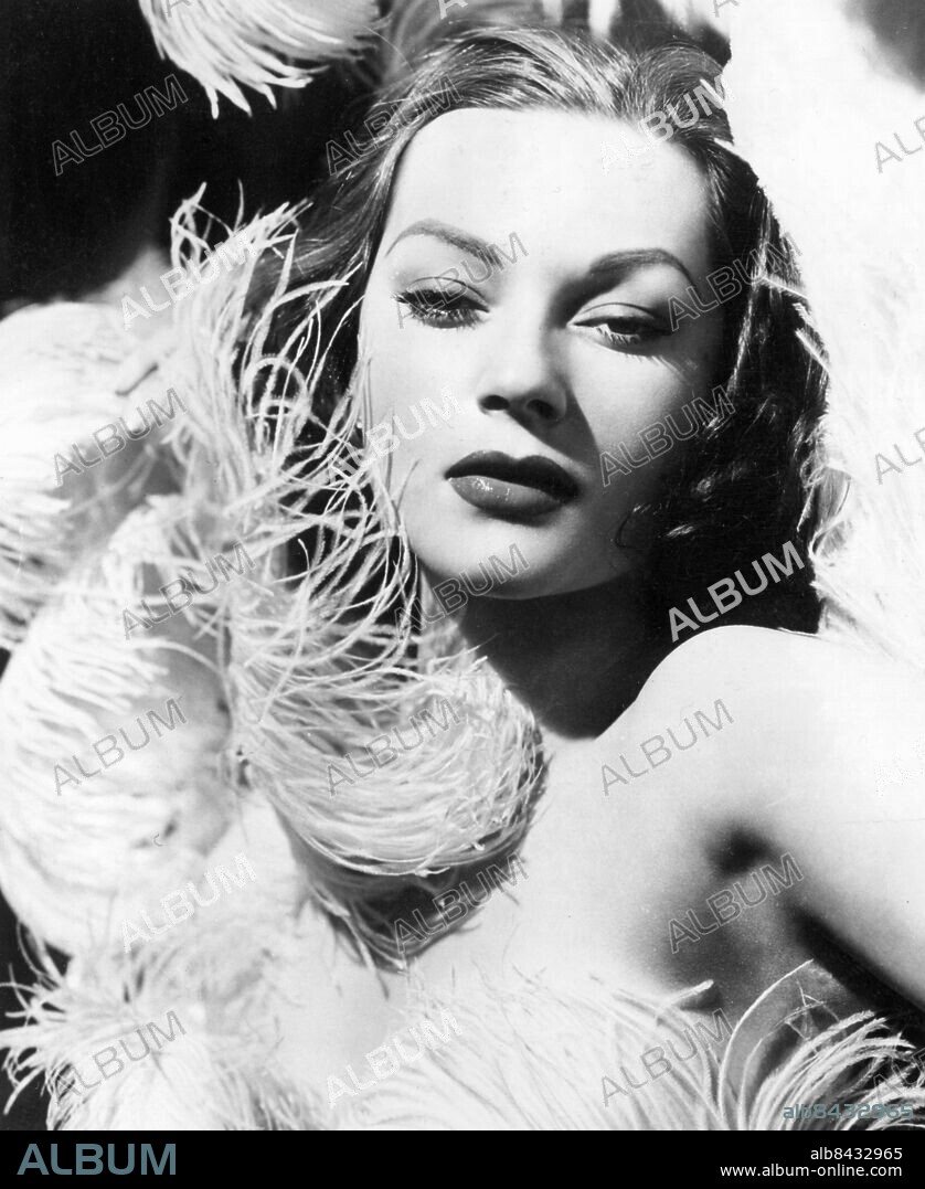Orig. bildtext... THE EYES TAKE THE PRIZE Los Angeles, Cal. A Sultry, tantalizing photograph of movie actress, Hazel Brooks, walked off with the first prize award of the international society of photographic arts. Durward Graybill, who submitted the picture posed Miss Brooks seductively enlaced in ostrich feathers, but the expression in her eyes won the prize. The winning picture and 119 others in the competition will be given public exhibition abroad. 2/19/48. Anm. H Brooks, 1924-2002, amerikansk skådespelerska. Smink Läppstift Fjädrar Utstrålning Sensuell Ögonbryn CD527 persons: HAZEL BROOKS sites: LOS ANGELES;USA.