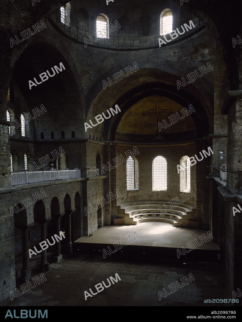 ARTE BIZANTINO. TURQUIA. IGLESIA DE SANTA IRENE. Reconstruida bajo reinado del emperador Justiniano en el 537. Presenta una planta de tres naves, con una cúpula en la intersección de los brazos, y el ábside flanqueado por dos sacristías. En el 381 se celebró en ella el II Concilio Ecuménico presidido por Teodosio I. Vista general del ábside. ESTAMBUL.