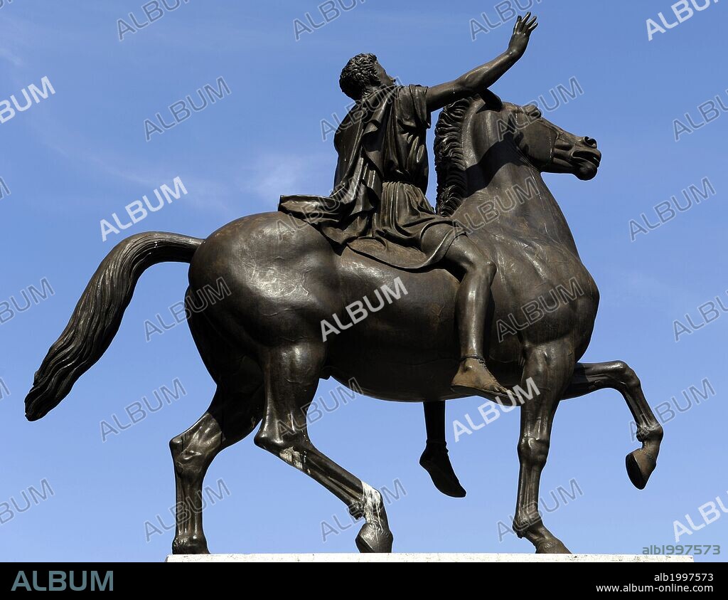 ITALIA. PAVIA. Monumento al actual "Regisole", frente a la catedral de Pavía. Este bronce clásico ecuestre fue destruido en 1796. Al escultor Francesco Messina se le encomendó la realización de una copia, el año 1937 de acuerdo a las reproducciones antiguas. El Regisole nuevo, de bronce, mide 6 metros de alto. Lombardia.