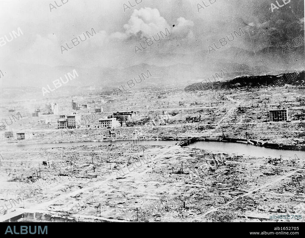 World War II 1939-1945: View of the city of Hiroshima, Japan, after the explosion of the atomic bomb, 6 August 1945. US Army photograph. Warfare Nuclear Ruins Destruction.