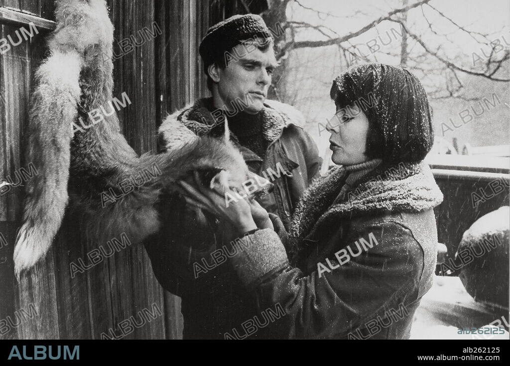 ANNE HEYWOOD et KEIR DULLEA dans THE FOX, 1967, réalisé par MARK RYDELL. Copyright WARNER BROTHERS.