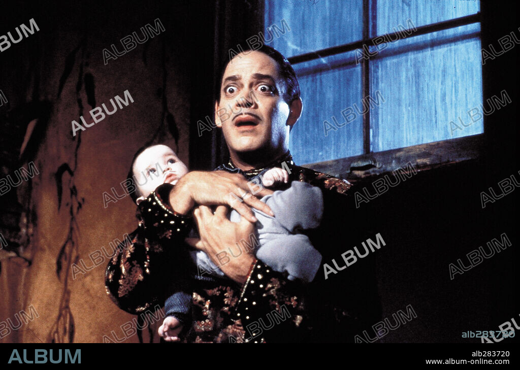 RAUL JULIA en FAMILIA ADDAMS, LA TRADICION CONTINUA, LA, 1993 (ADDAMS FAMILY VALUES), dirigida por BARRY SONNENFELD. Copyright PARAMOUNT PICTURES.