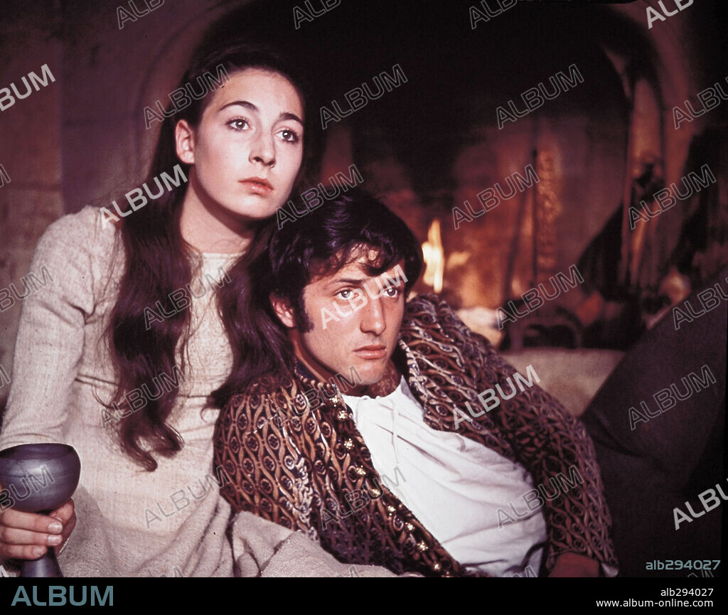 ANJELICA HUSTON y ASSAF DAYAN en PASEO POR EL AMOR Y LA MUERTE, 1969 (A WALK WITH LOVE AND DEATH), dirigida por JOHN HUSTON. Copyright 20TH CENTURY FOX.