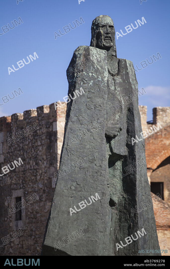 Bronze statue of Gonzalo Fernandez de Olviedo, in front of Torre del Homenaje (Tower of Homage), Fortaleza Ozama, Colonial Zone, UNESCO World Heritage Site, Santo Domingo, Dominican Republic, West Indies, Caribbean, Central America.