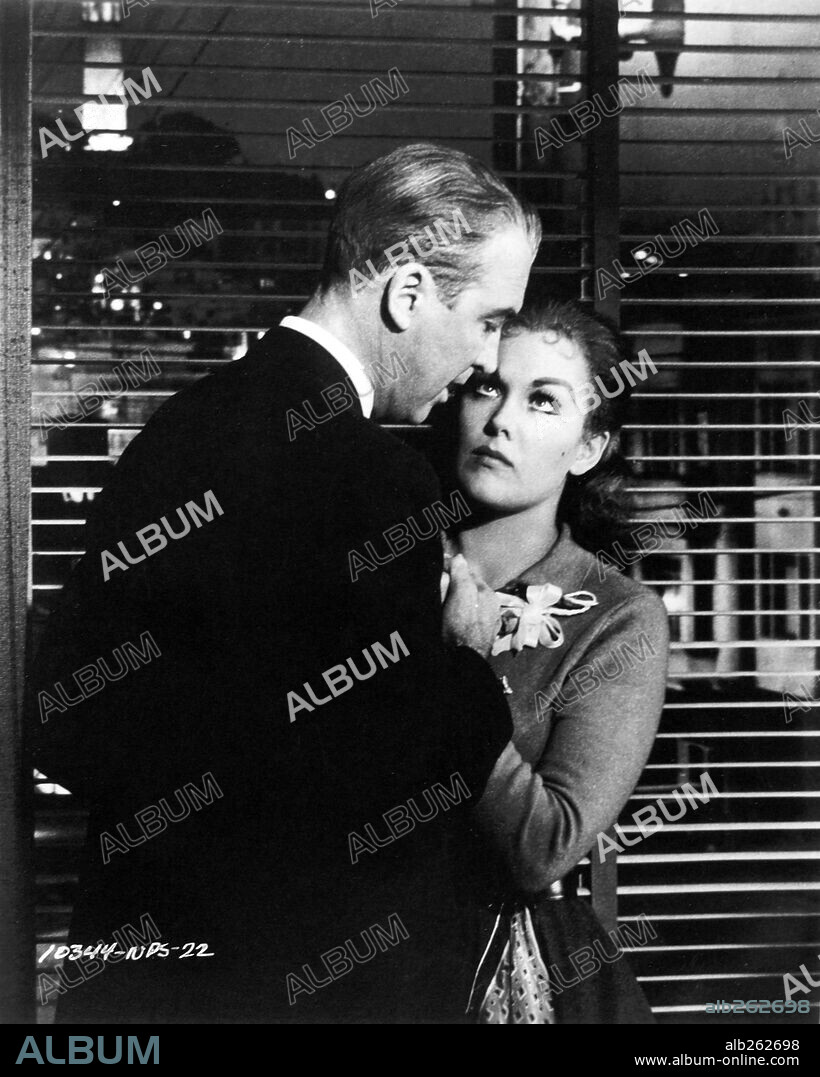 JAMES STEWART y KIM NOVAK en VERTIGO [DE ENTRE LOS MUERTOS], 1958 (VERTIGO), dirigida por ALFRED HITCHCOCK. Copyright Alfred J. Hitchcock Productions.