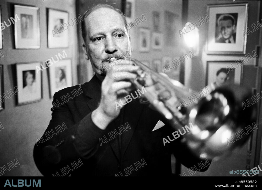1969-12-12.. Arnold Johansson, trumpetare och trombonist.. Foto: Bertil S-son Åberg / RiR / SVT / Kod: 5600. Reportage publ. i RiR 2/70 sid. 49 inför TV-programmet Musikant. Lättsam musikunderhållning med Arnold Johansson och några till.. RiR 19704 sv/v neg. Trumpeter.