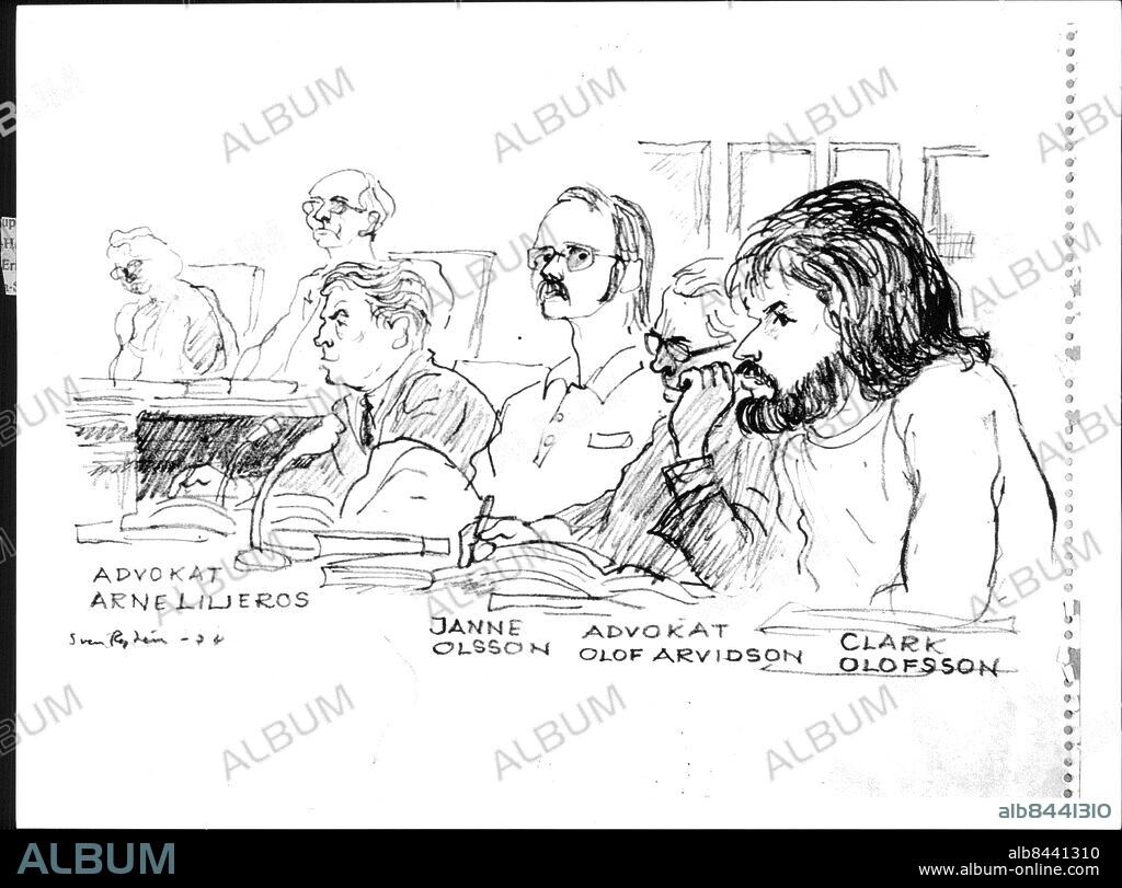 Stockholm 1974-01-10. Teckning från rättegången i Norrmalmstorgsdramat på advokat Arne Liljeros, Janne Olsson, åtalad, advokat Olof Arvidsson och Clark Olofsson, åtalad. Teckning: Sven Rydén / SvD / TT / kod 12014.