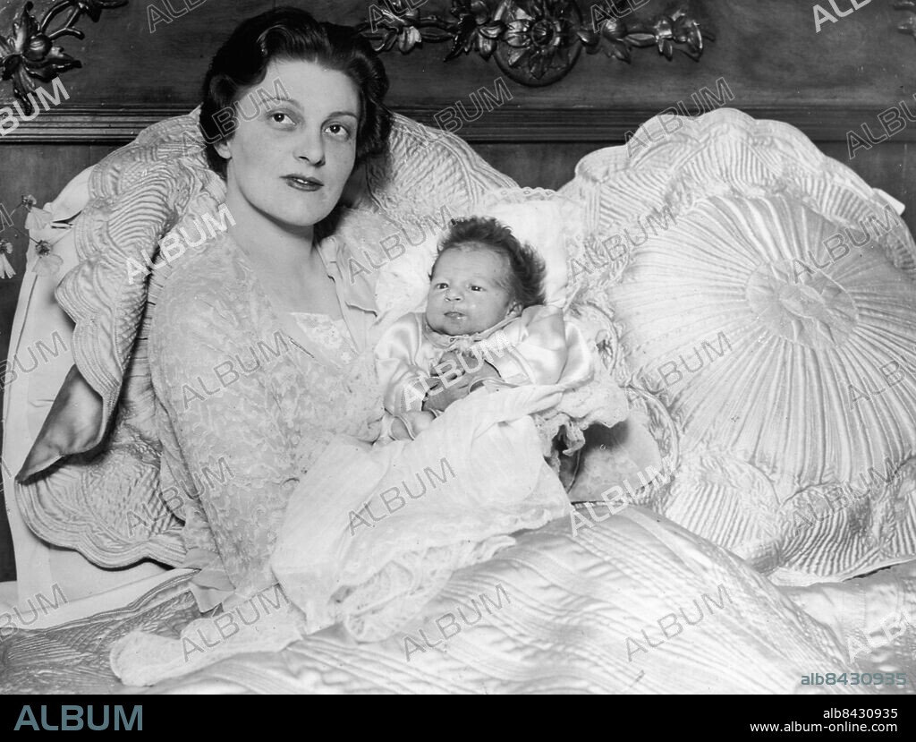 Orig. bildtext... FIRST PHOTO OF MICHAEL ARLEN'S BABY. Mr. Michael Arlen the popular author of cynical novels about love and married life in high society is the father of a son. His wife was the former Countess Atalanta Mercati. This is the first photo of Mrs. Arlen and her son who has not yet been christened. Dec 27th 30 Anm. Atlanta Mercati Arlen, 1903-1964, grekiskfödd grevinna, gift 1928 med den amerikanske författaren Michael Arlen. Michael John Arlen, f. 1930, armenisk-amerikansk författare och kritiker, son till J Arlen och A M Arlen. Kuddar Bebisar CD601 persons: ATLANTA MERCATI ARLEN;MICHAEL JOHN ARLEN sites: CANNES;FRANKRIKE.