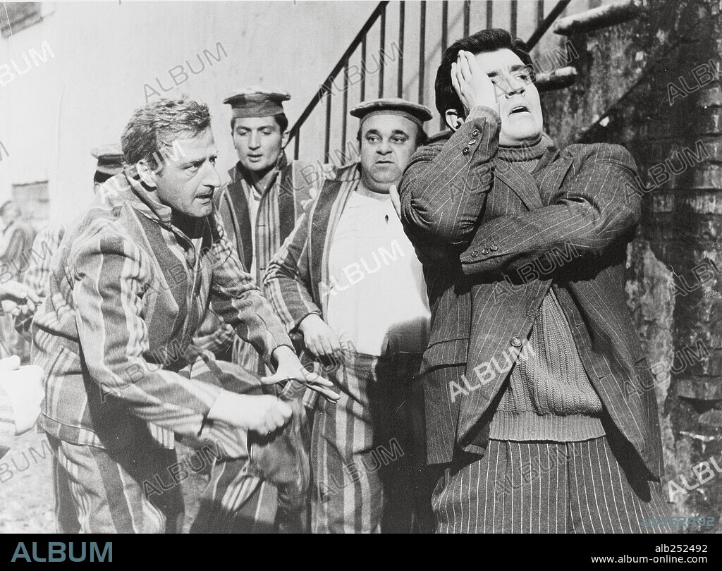 MEMMO CAROTENUTTO y VITTORIO GASSMAN en RUFUFÚ, 1958 (I SOLITI IGNOTI), dirigida por MARIO MONICELLI. Copyright LUX FILM.