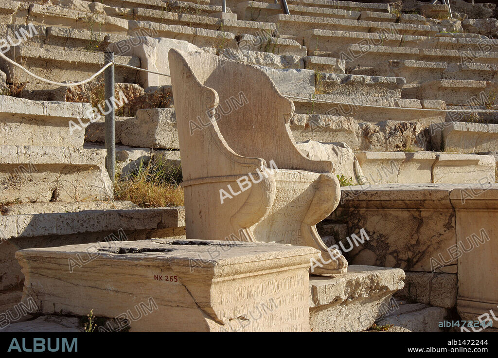 ARTE GRIEGO. GRECIA. TEATRO DE DIONISIO. Siglo V a. C. Las gradas y proscenio de madera fueron construidos de nuevo en mármol en el siglo IV a. C. Tenía una capacidad para 17.000 espectadores. Sillón de mármol reservado a personajes notables. Atenas. Grecia.