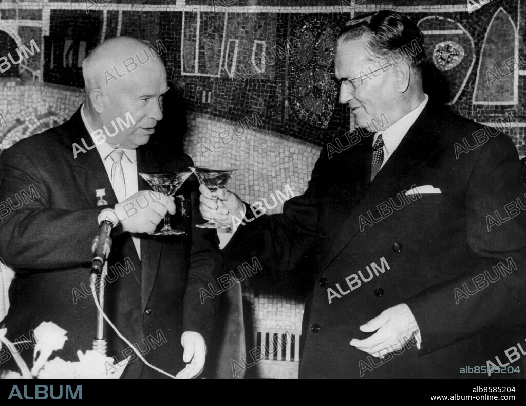 ©SCANPIX SWEDEN, 1963-08.. President Tito skålar med Chrusjtjov.. På bilden ser vi forna Jugoslaviens president Tito (t.h.) skåla med den sovjetiske regeringschefen Chrusjtjov efter Jugoslaviens inträde till östblockets ekonomiska samarbetsorgan Komekon. Bilden togs vid Chrusjtjevs besök i Jugoslavien i augusti 1963.. Foto: Scanpix. Code: 20360.