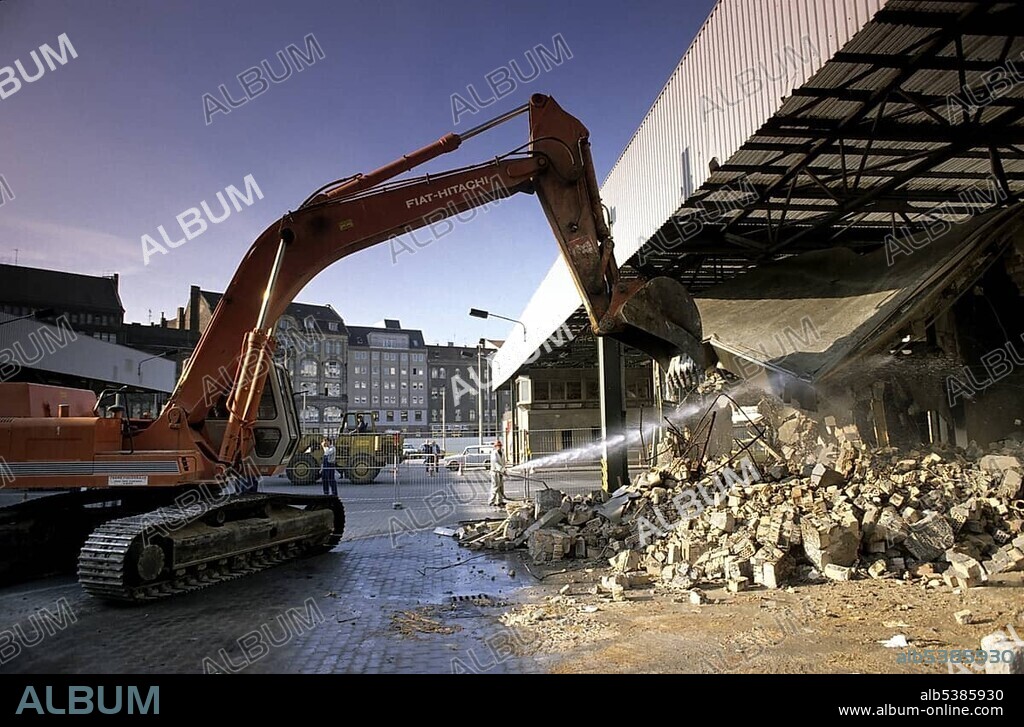 Fall of the Berlin Wall, demolition at "Checkpoint Charlie", Berlin, Germany
