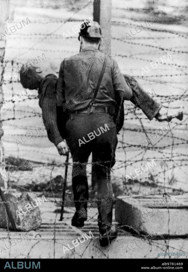 16 agosto 1962. La primera víctima del muro de Berlín: un policía germano oriental recoge el cuerpo sin vida del joven Peter Fechter que fue abatido por los disparos de la policía cuando intentaba cruzar el muro de Berlín.