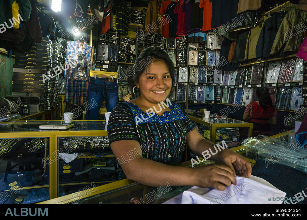 confecciones, mercado tradicional, Sololá, departamento de Sololá, Guatemala, Central America.